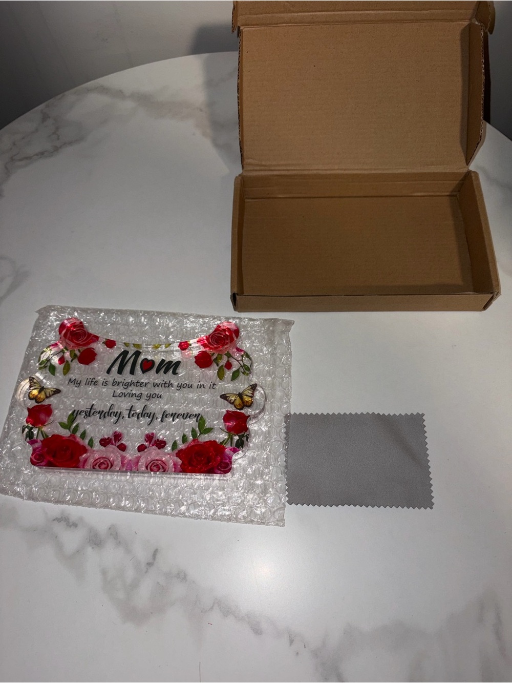 Floral "Mom" Glass Keepsake Plaque - Red & Pink Roses